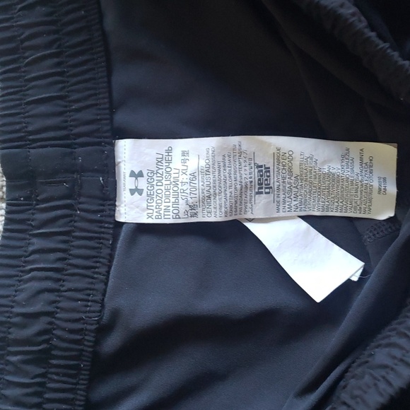 Under Armor Shorts with pockets - Picture 2 of 4